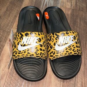 New‎ in Box Nike Victori One Slides Animal Print